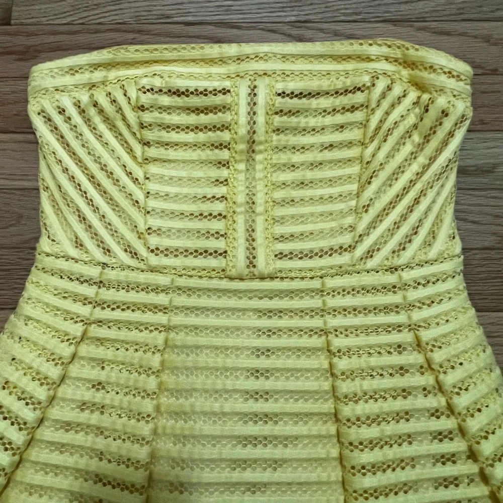 NYC Eva Mendes strapless summer dress Yellow with floral pattern. Size 8 - Picture 2 of 9